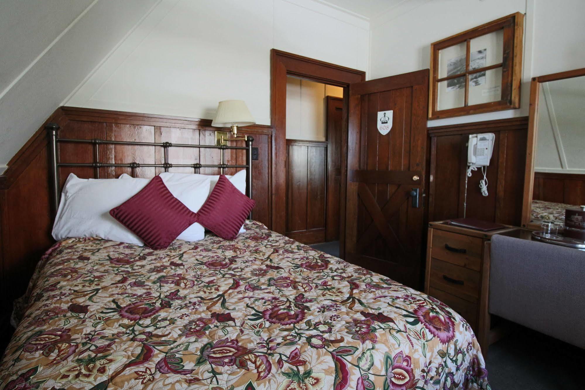 Prince Of Wales Hotel Waterton Park Exteriör bild